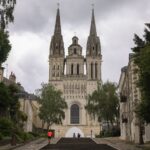 El latido de la piedra viva: los últimos imagineros de las catedrales góticas en el corazón de Chartres