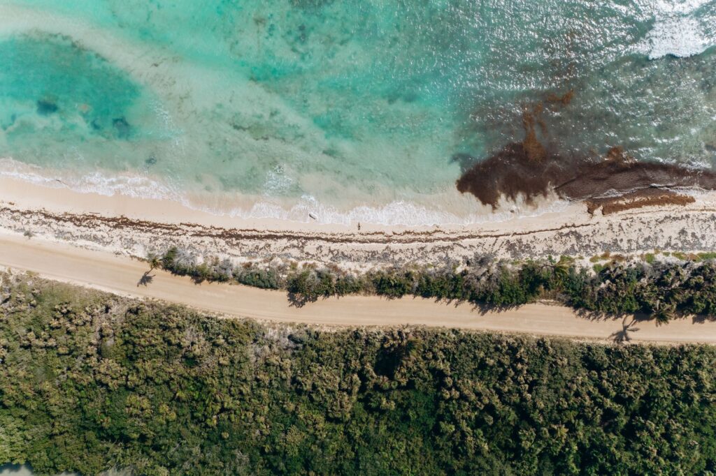 El laberinto intermodal del archipiélago de las islas de San Andrés: catamaranes de alta velocidad, pistas de arrecife y la frágil conectividad de un confín caribeño