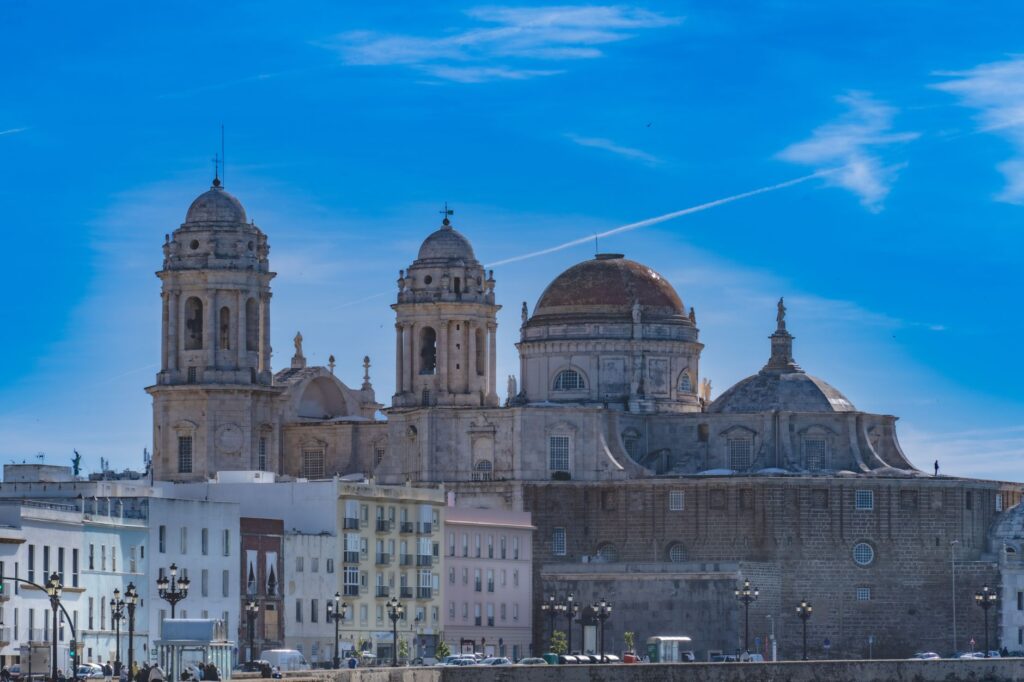 El secreto de la sal y el estero: la liturgia del Mercado Central de Cádiz y los tesoros de la Bahía