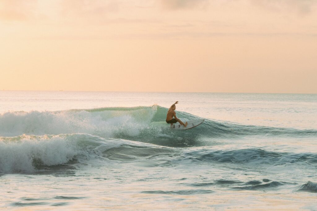 La isla indonesia que el tiempo olvidó: el nuevo refugio de lujo y surf en Rote