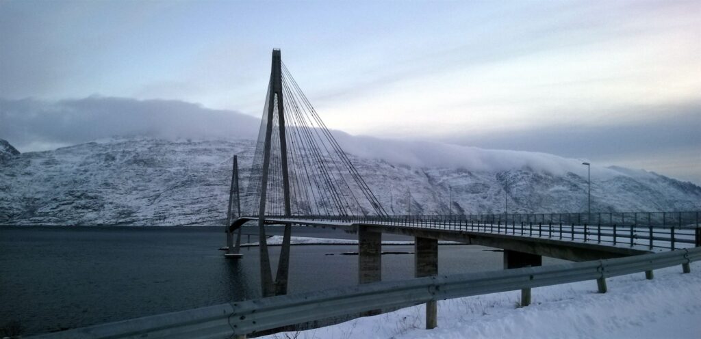 El laberinto intermodal del archipiélago de las Lofoten: transbordadores, carreteras voladizas y la frágil movilidad del Círculo Polar