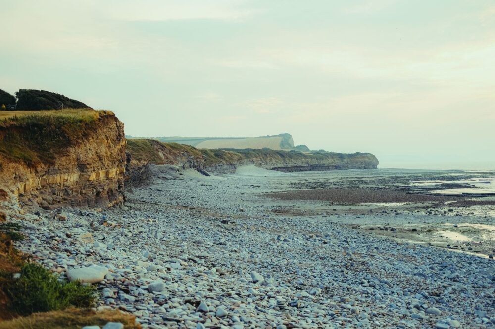 La Travesía del Sentero de la Costa Jurásica: Guía de Expedición y Senderismo por los Acantilados Fósiles de Dorset y Devon