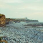 La Travesía del Sentero de la Costa Jurásica: Guía de Expedición y Senderismo por los Acantilados Fósiles de Dorset y Devon