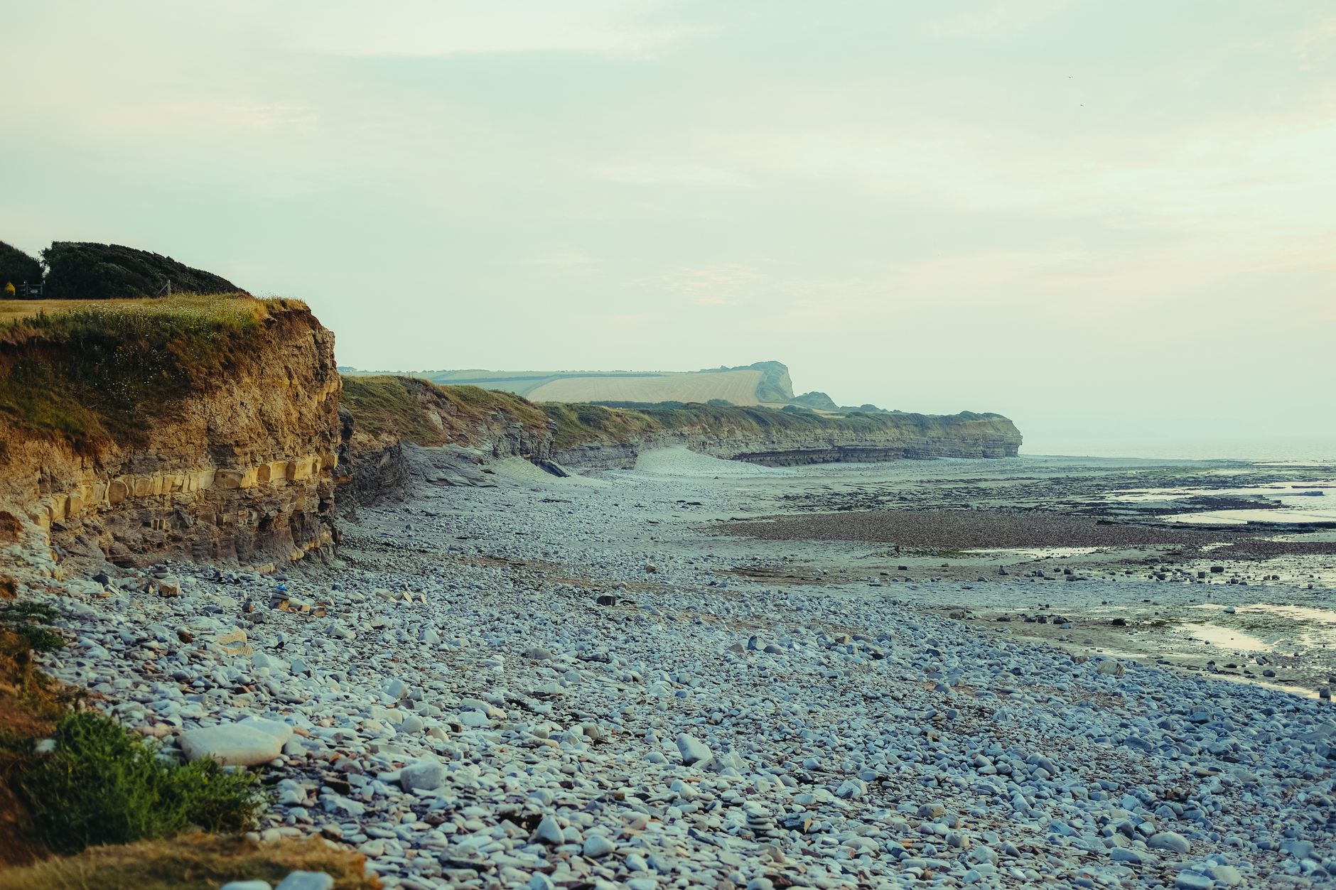 La Travesía del Sentero de la Costa Jurásica: Guía de Expedición y Senderismo por los Acantilados Fósiles de Dorset y Devon