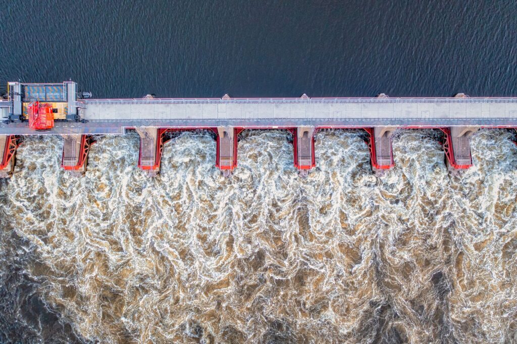 El laberinto intermodal del lago Volta: barcazas de madera, ferris fluviales y la frágil conectividad acuática de un confín ghanés