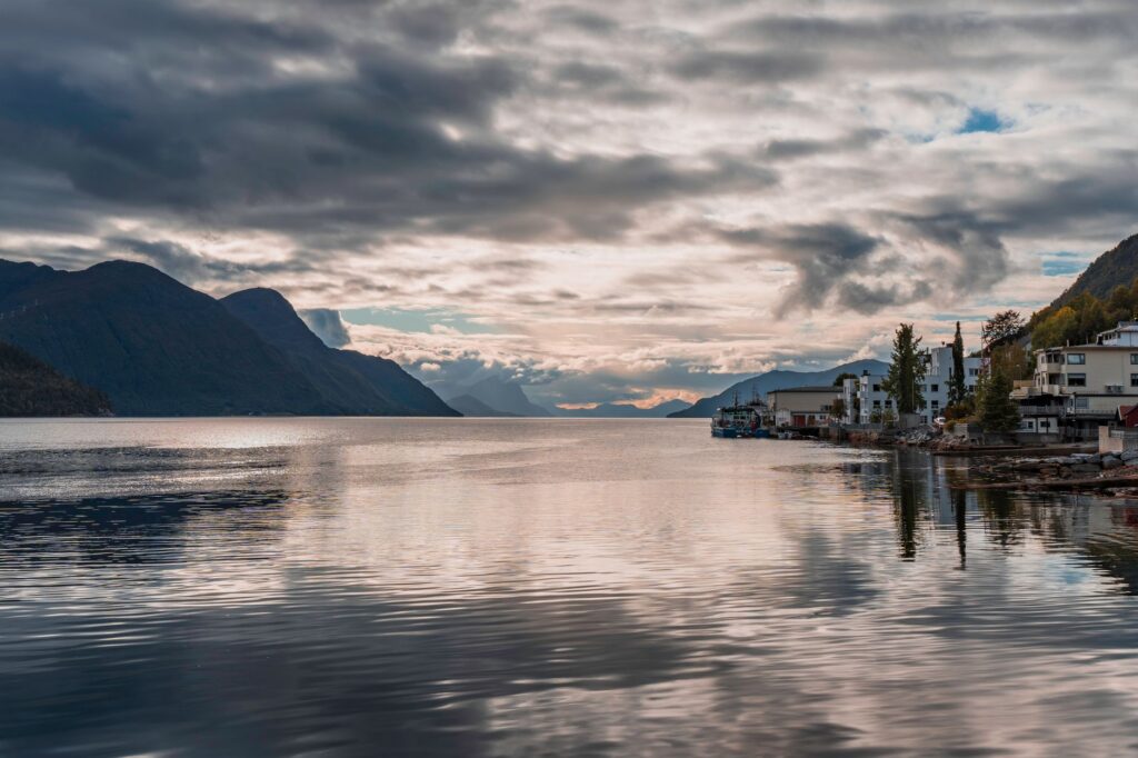 El silencio del agua viva: la alquimia del termalismo escandinavo en los baños flotantes de Oslo