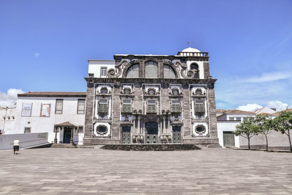 El latido meridional del archipiélago de las Azores: Muelles de marea, lanchas de correo y la conectividad insular de Faial