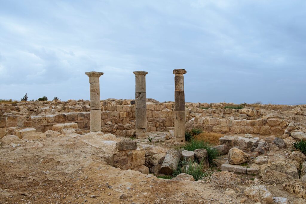 El latido intermodal de la ruta de los Castillos del Desierto: Cisternas, pistas de grava y la frágil conectividad de la estepa jordana