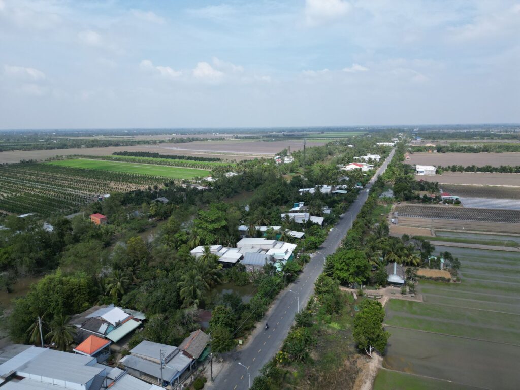 El laberinto intermodal del delta del Mekong: sampanes a motor, pasarelas de bambú y la frágil conectividad de un humedal vietnamita