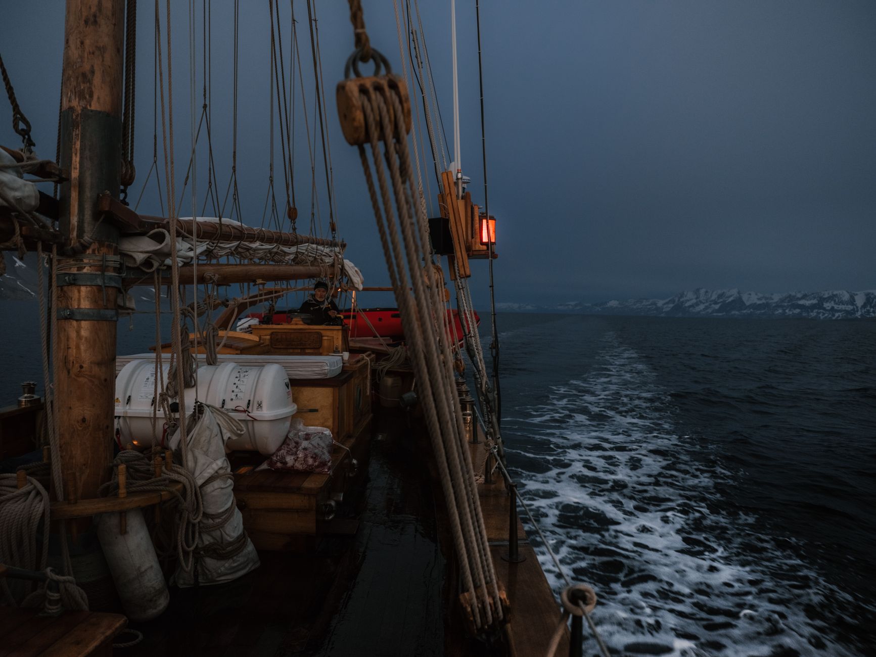 La Travesía del Círculo Polar Ártico en la Ruta de los Rompehielos: Guía de Expedición y Navegación Marina en el Mar de Barents