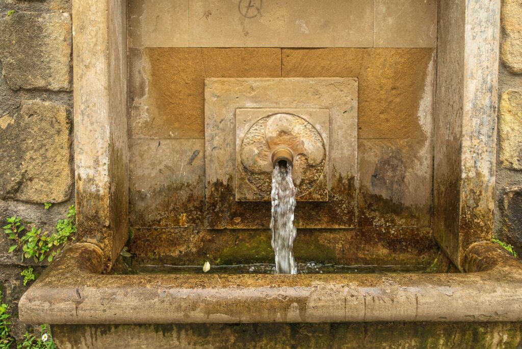 El silencio milenario de los baños de vapor de Ourense: hidroterapia fluvial y arquitectura termal en las riberas del Miño