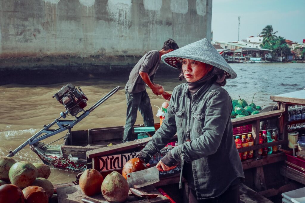 El laberinto intermodal del delta del Mekong: sampanes a motor, pasarelas de bambú y la frágil conectividad de un humedal vietnamita