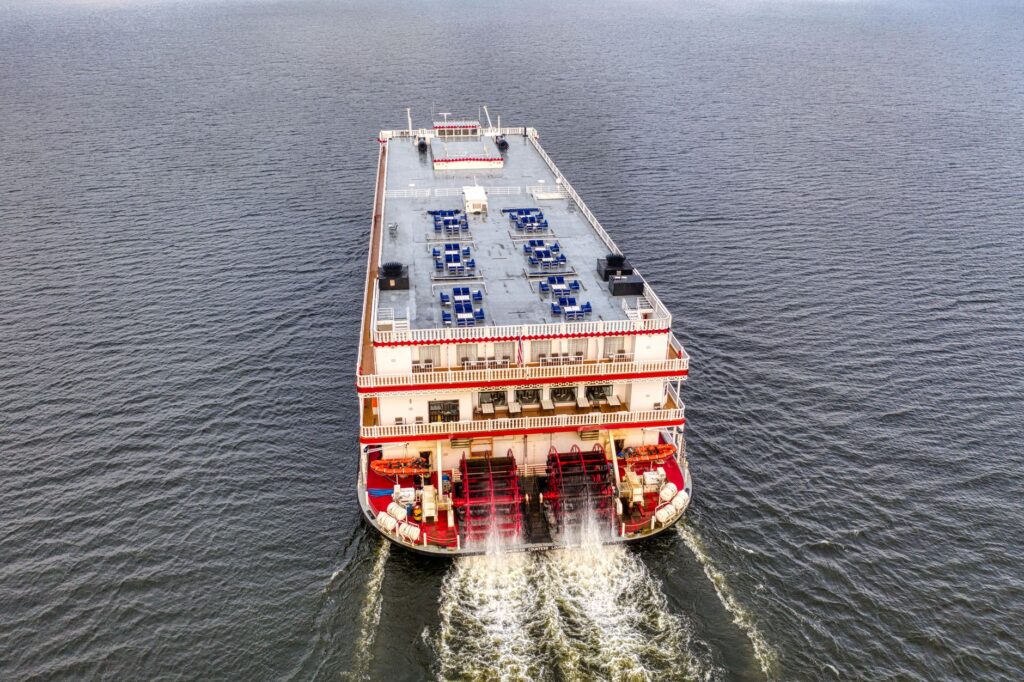 La ruta fluvial del Magdalena: Navegación, ingeniería ribereña y la conectividad histórica entre Puerto Berrío y Barranquilla