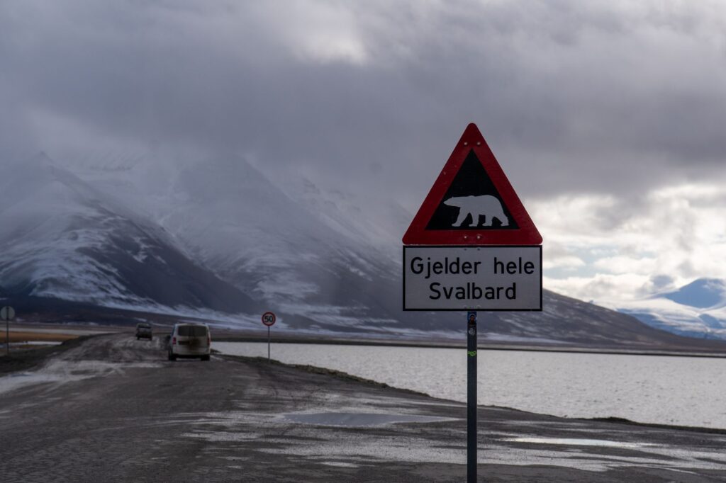 El laberinto aéreo del archipiélago de Svalbard: aeronaves de ventisca, pistas de permafrost y la frágil conectividad del paralelo 78
