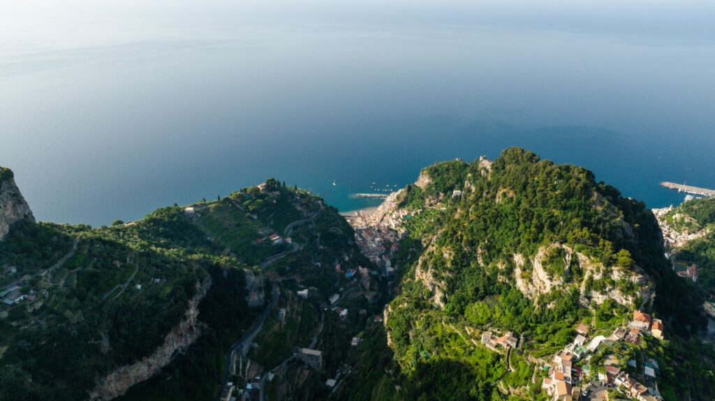 El latido del papel artesanal: tina, fibra y memoria en los obradores de Amalfi