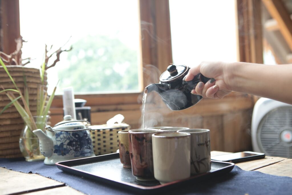 El silencio milenario de los caminos del té en Oolong: ingeniería de bancales y arquitectura de niebla en las montañas de Taiwán