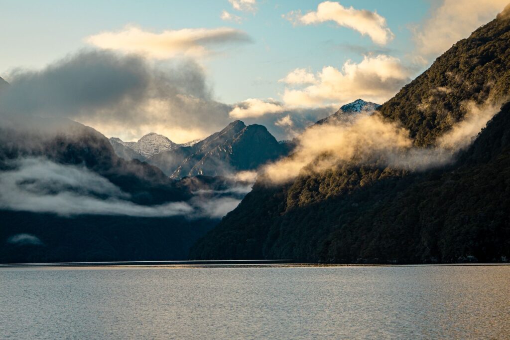 El latido intermodal de la Región de los Fiordos de Nueva Zelanda: Canales glaciares, aviación de montaña y la frágil conectividad de Milford Sound