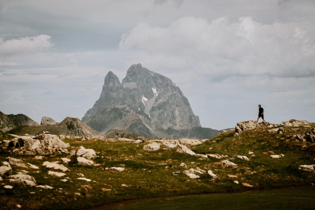 El Dominio de las Crestas Silenciosas: Geología, Alta Ruta y Sostenibilidad en el Parque Nacional de Ordesa y Monte Perdido