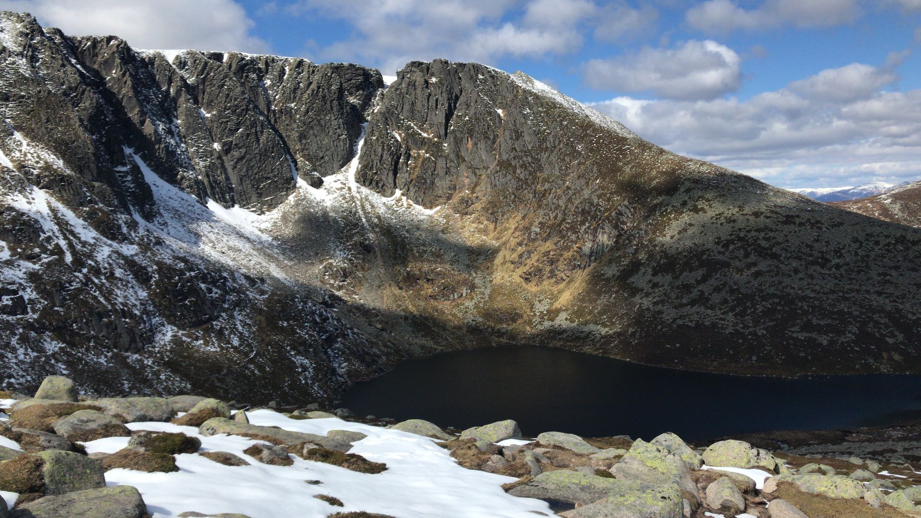El Dominio de las Cumbres de Esquisto: Geología, Alta Ruta y Sostenibilidad en el Parque Nacional de los Cairngorms