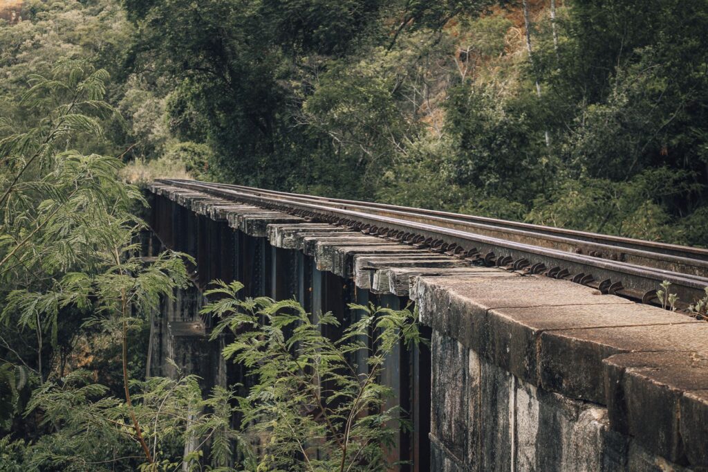 El Ferrocarril del Istmo de Panamá: Ingeniería tropical, logística interoceánica y la conectividad ferroviaria histórica entre el Atlántico y el Pacífico