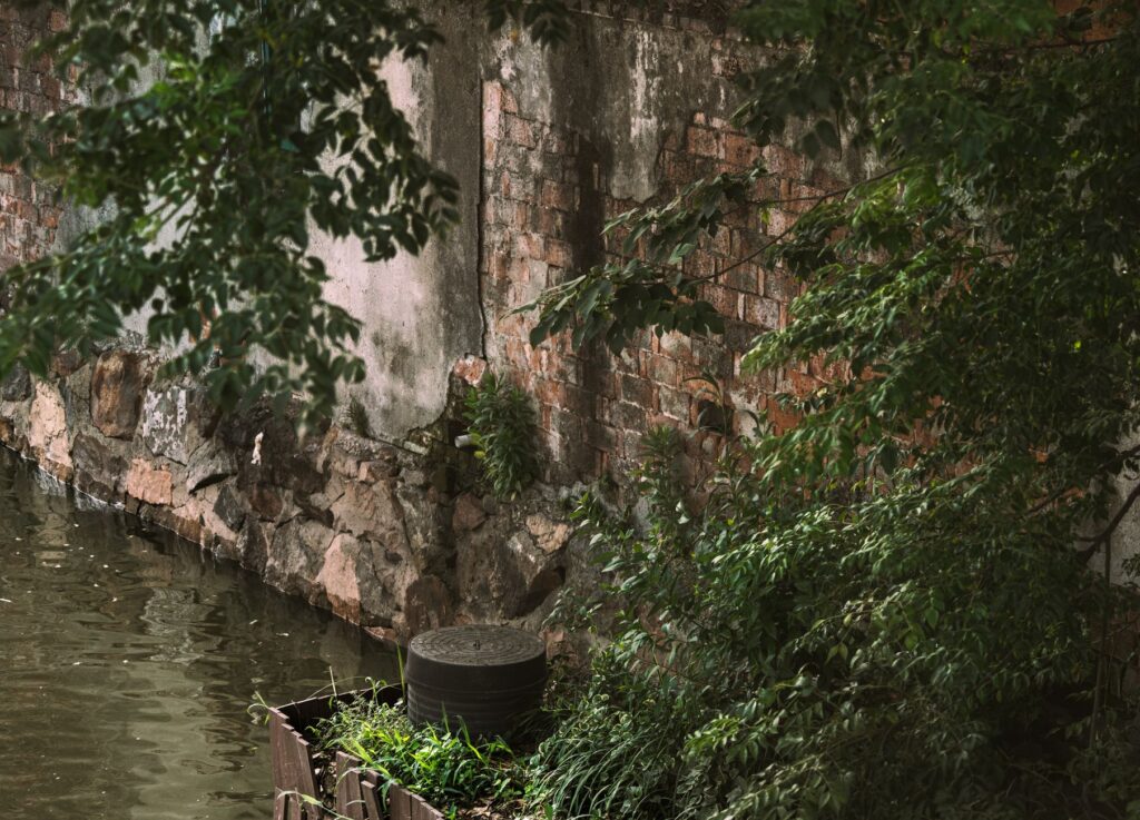 El silencio milenario de los canales de Flandes: navegación fluvial y arquitectura gótica en el corazón de Brujas