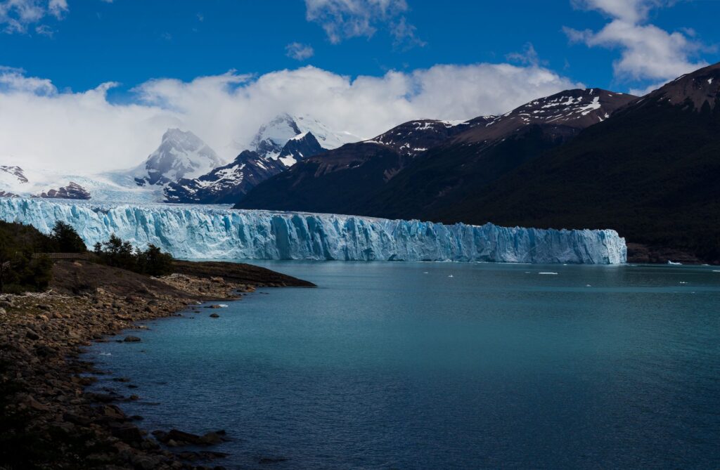 La Travesía del Glaciar Perito Moreno en Crampones: Guía de Expedición y Logística Glaciar por los Canales Patagónicos