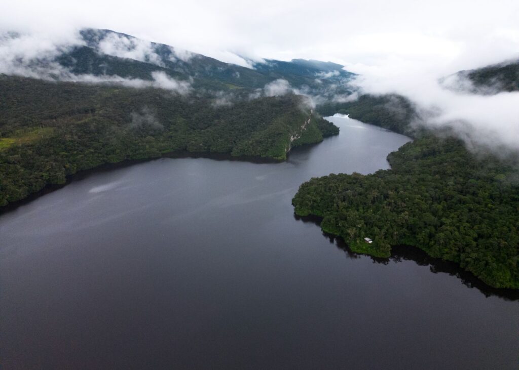La Travesía del Archipiélago de las Guainía en Cayuco Tradicional: Guía de Expedición y Navegación Fluvial por la Estrella Fluvial del Sur de Colombia