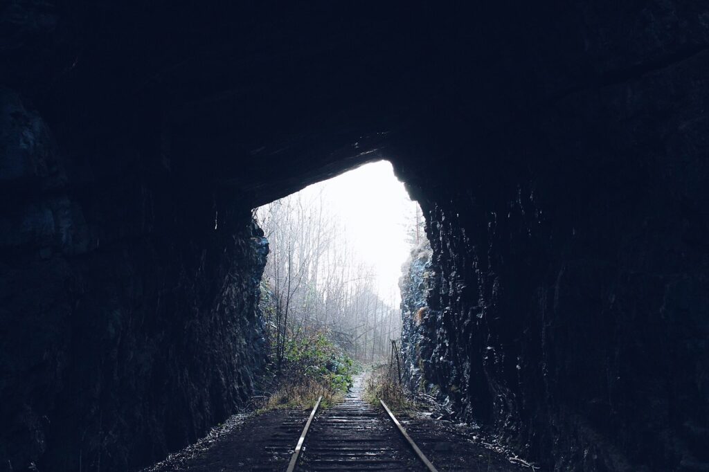 El latido del tren cremallera de la Rhätische Bahn hacia Alp Grüm: ingeniería de alta montaña y el paso por la frontera invisible