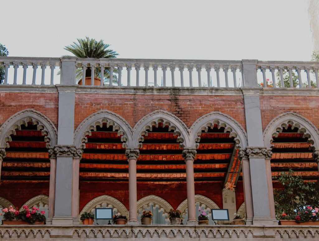 El secreto de la juncia y el estanque: la liturgia del Mercado Central de Granada y los tesoros de la Vega