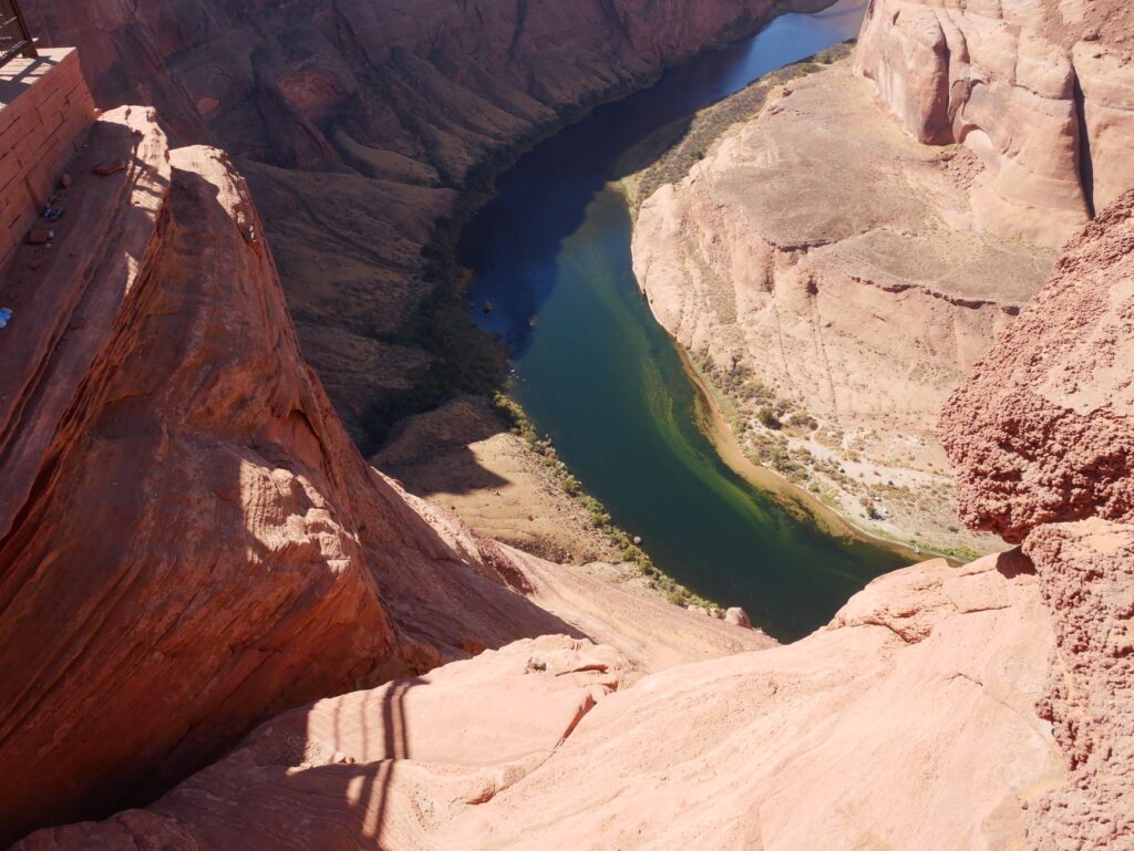 La Travesía del Gran Cañón del Colorado: Guía de Expedición y Descenso a Pie por el Abismo del Tiempo