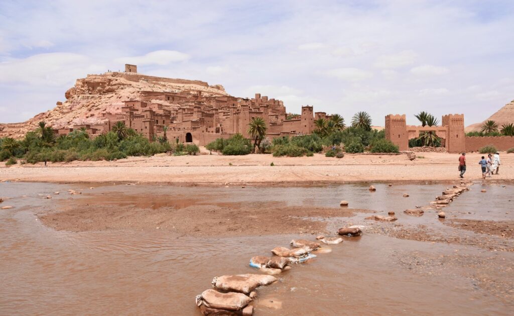 El secreto de la ruta transahariana del salmón: navegación fluvial y arquitectura de adobe en los oasis del Draa