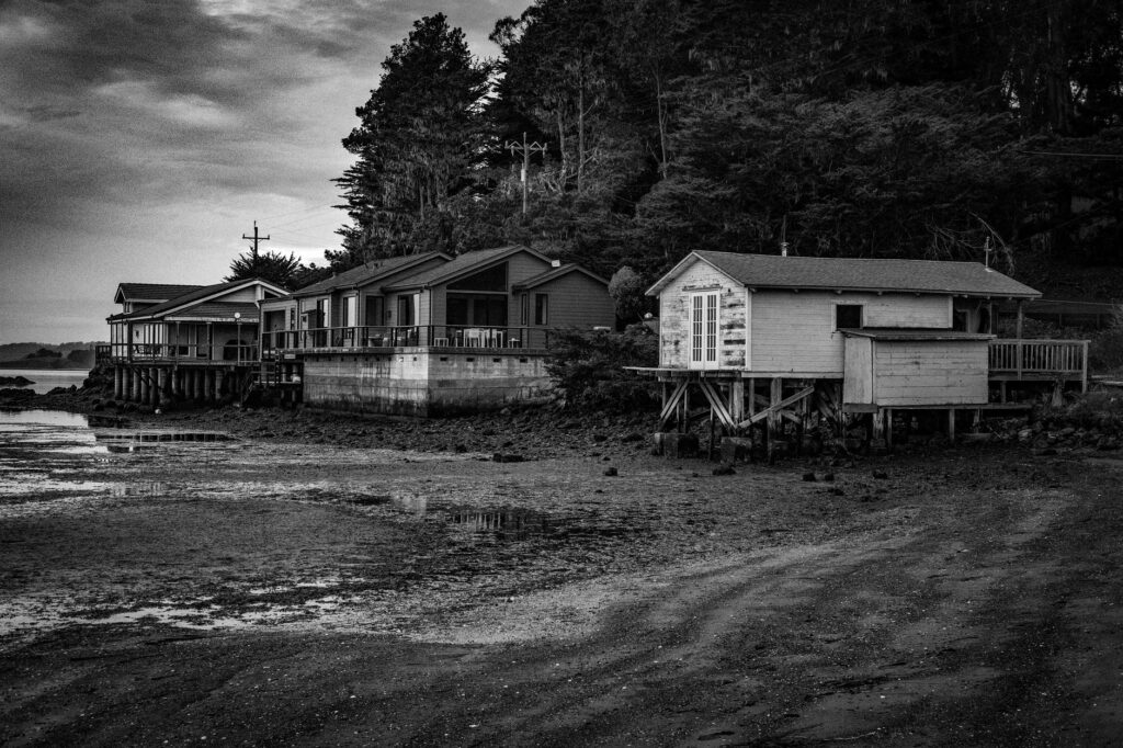 El silencio milenario de los fiordos de la Patagonia chilena: navegación de cabotaje y arquitectura palafítica en los canales australes