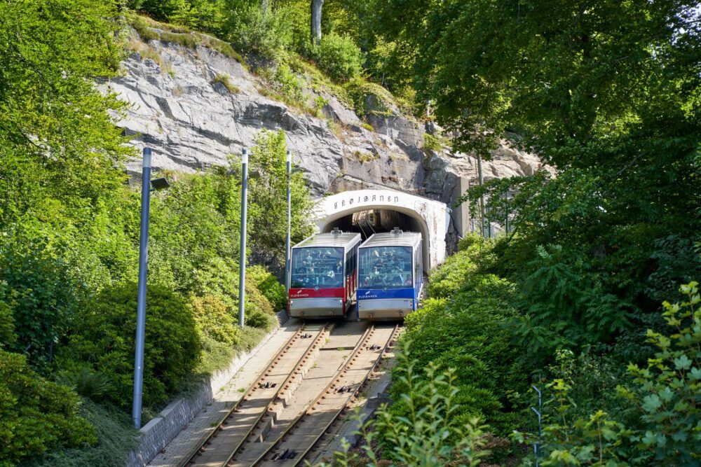 El latido costero de Bergen: Funiculares de ladera, fiordos urbanos y la conectividad marítima del oeste noruego