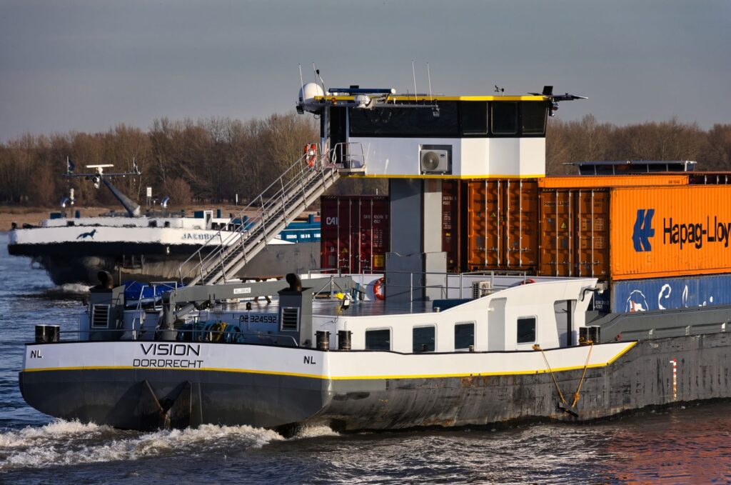 Ruedas sobre el Danubio de hierro: la navegación fluvial y los convoyes de carga que desafían los bajíos de las Puertas de Hierro