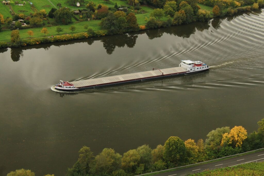 El latido meridional de la Bretaña: Canales de esclusas, gabarras de piedra y la conectividad fluvial del canal de Nantes a Brest