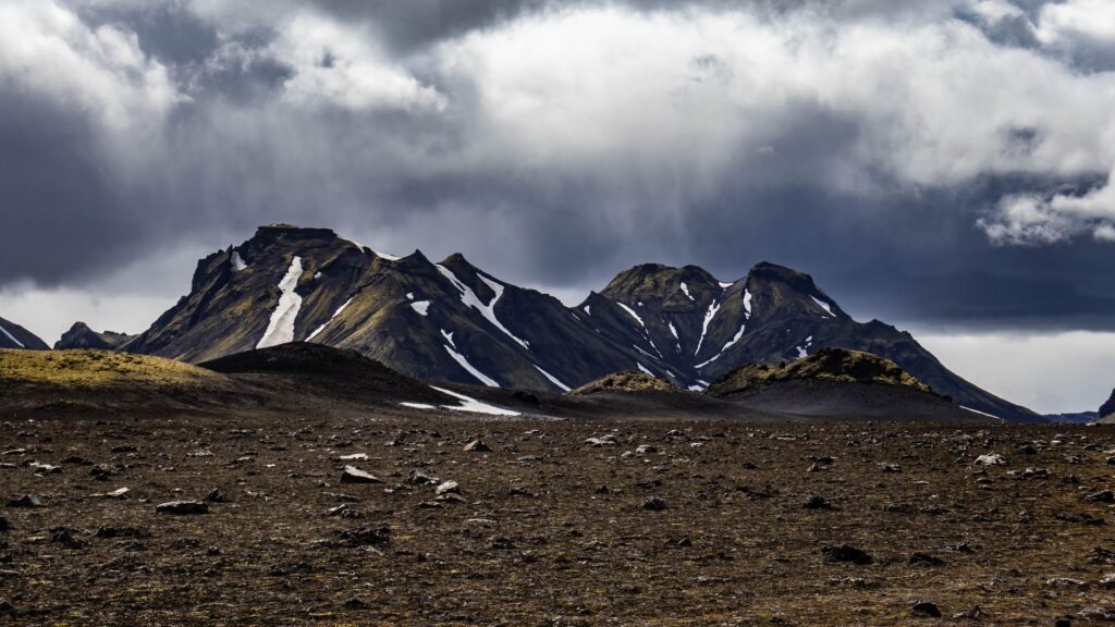La Travesía del Sentero de Laugavegur en Islandia: Guía de Expedición y Senderismo por las Tierras Altas Volcánicas