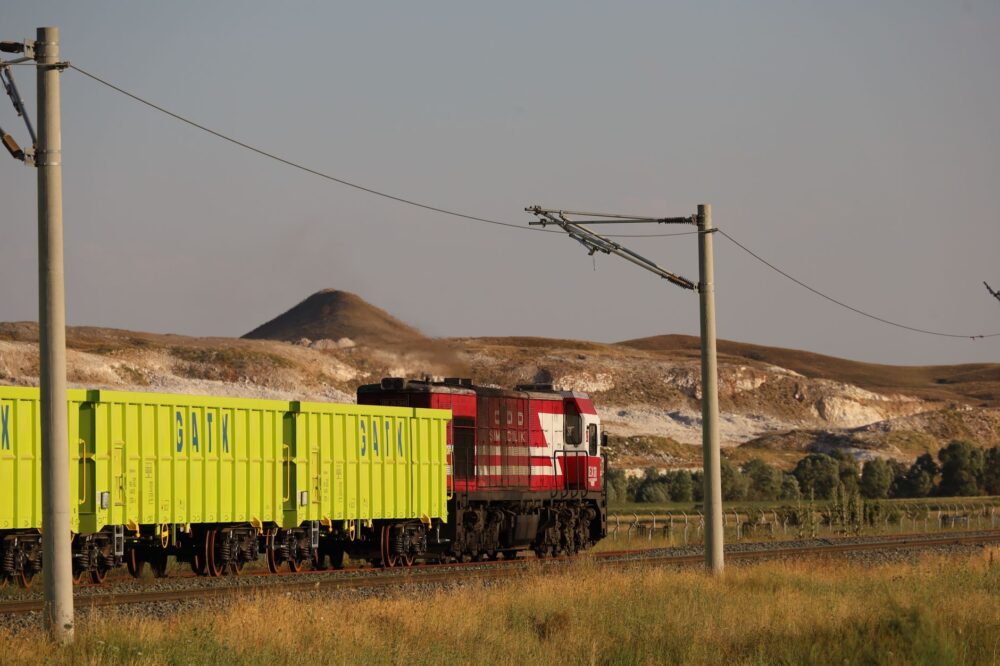 El Ferrocarril Trans-Anatolio: Ingeniería de mesetas, logística euroasiática y la conectividad ferroviaria histórica entre Ankara y Kars
