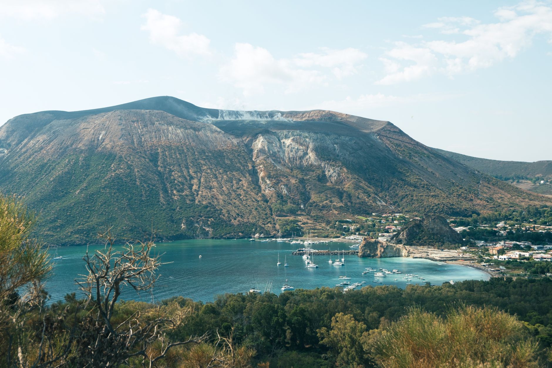 El latido meridional del archipiélago de las Eolias: Vapores de caleta, muelles volcánicos y la conectividad insular de Lipari