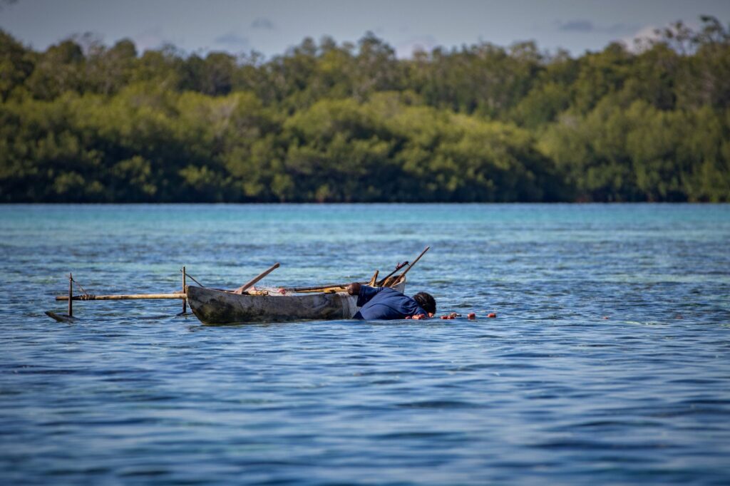 El laberinto intermodal del archipiélago de las Bisagos: piraguas de tronco, barcazas de marea y la frágil conectividad de un santuario atlántico