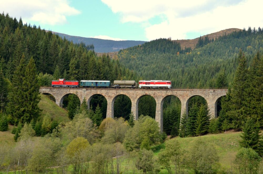 El laberinto ferroviario de los Cárpatos: trochas cambiantes, locomotoras diésel y la frágil conectividad de la Europa central