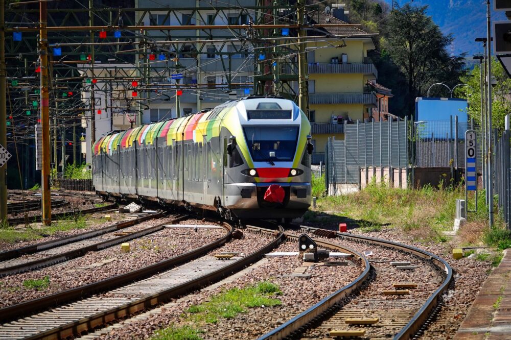 El Ferrocarril del Centovalli: Ingeniería de desfiladeros, logística alpina y la conectividad ferroviaria histórica entre Locarno y Domodossola