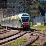 El Ferrocarril del Centovalli: Ingeniería de desfiladeros, logística alpina y la conectividad ferroviaria histórica entre Locarno y Domodossola