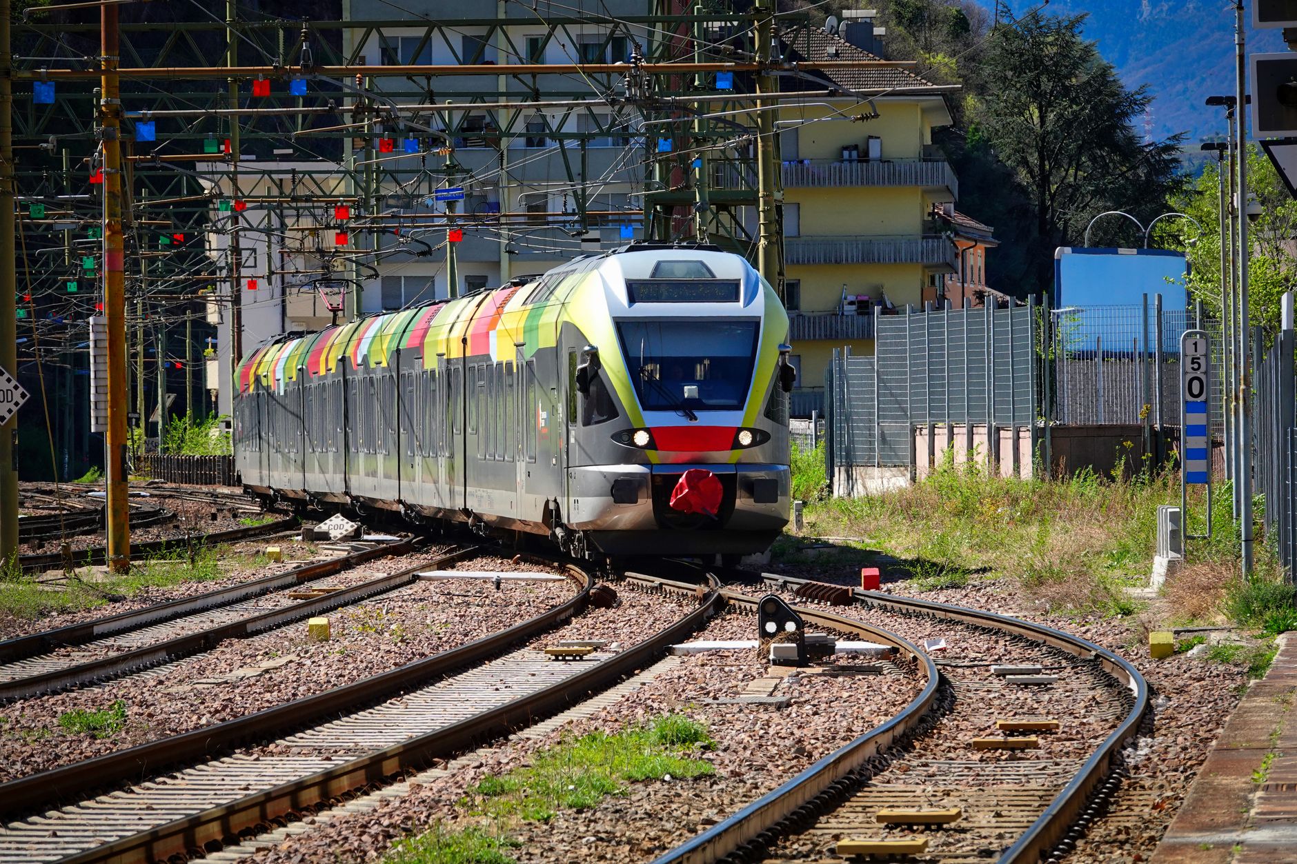 El Ferrocarril del Centovalli: Ingeniería de desfiladeros, logística alpina y la conectividad ferroviaria histórica entre Locarno y Domodossola