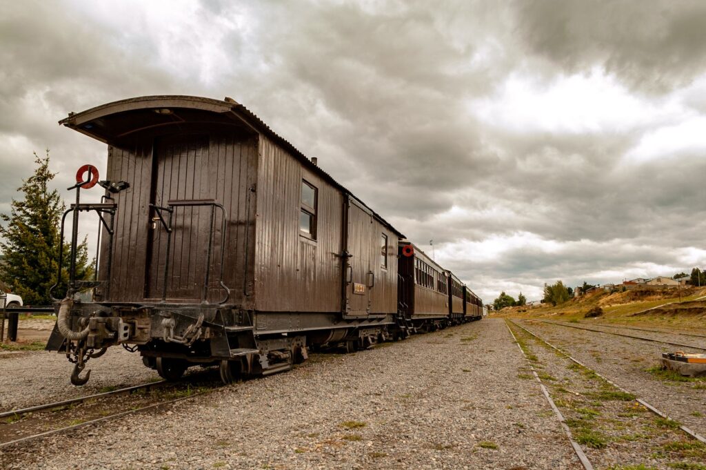 El Ferrocarril Transpatagónico Austral: Ingeniería de estepa, logística glacial y la conectividad ferroviaria en el confín de América