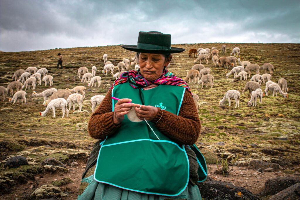 La Travesía del Sendero de Huayhuash en los Andes Peruanos: Guía de Expedición y Senderismo por los Paredones Glaciares de la Cordillera