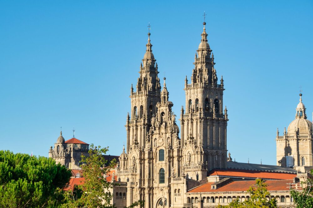 El secreto de la piedra y el claustro: la liturgia del Mercado Central de Santiago de Compostela y los tesoros de la Tierra de Santiago