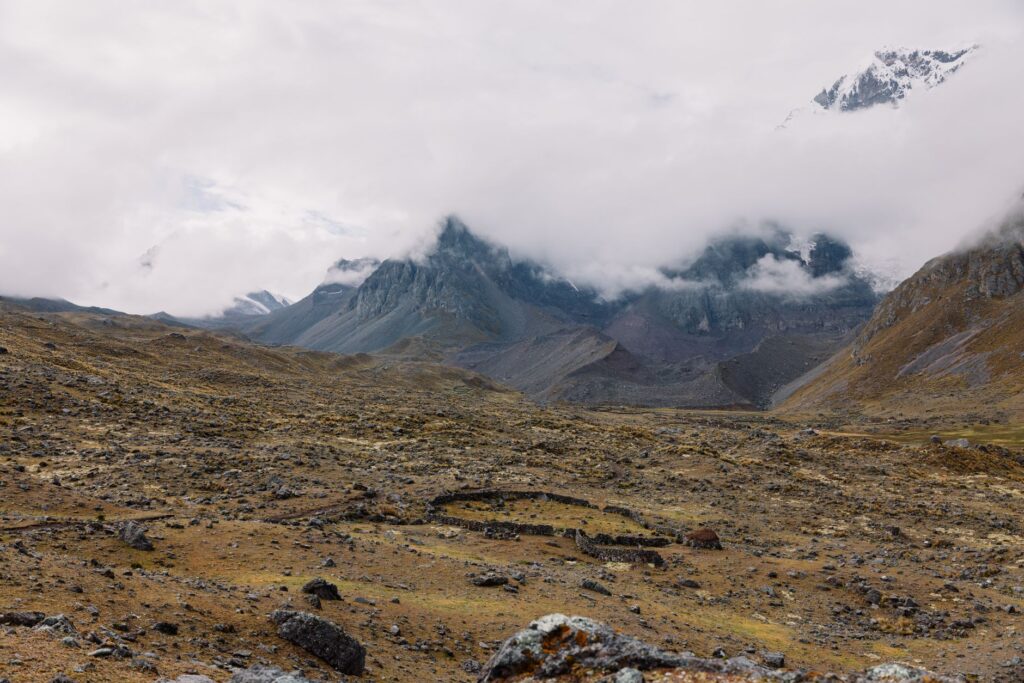 La Travesía del Circuito Huayhuash: Guía de Expedición y Senderismo de Alta Montaña por la Cordillera Andina del Perú