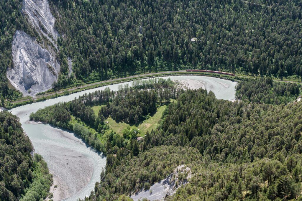 El Ferrocarril del Bernina: Ingeniería de glaciares, logística alpina y la conectividad ferroviaria histórica entre St. Moritz y Tirano