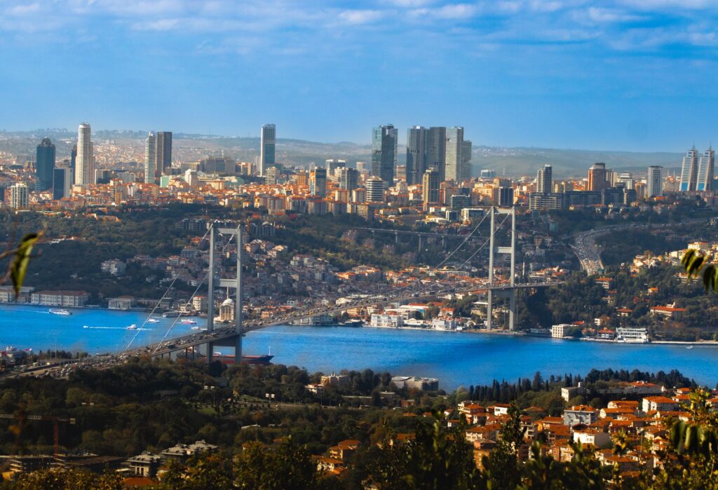 El arco de acero sobre el Bósforo: radiografía de la conectividad ferroviaria y los nuevos enlaces transcontinentales de Estambul