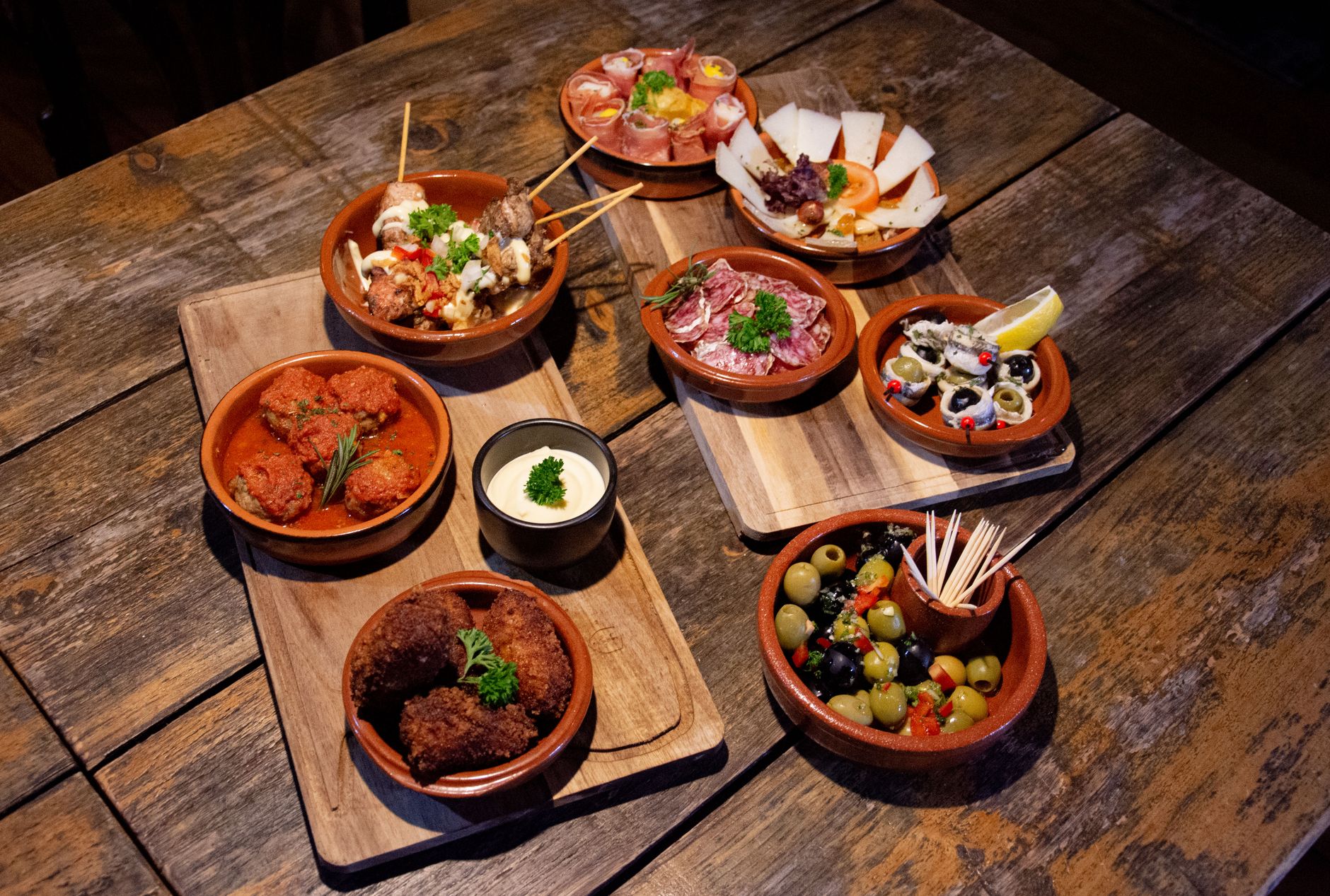 El mapa definitivo del sabor: once ciudades españolas elevadas por la alta cocina y la tradición